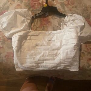 Beautiful white puffs sleeve NWT crop Blouse